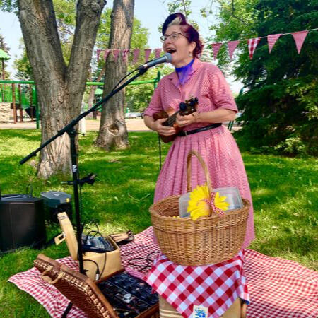 Beth Portman performing an outdoor picnic show